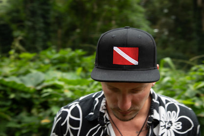 International Tie Scuba Diver Hat for Men and Women, Adjustable Snapback Trucker Baseball Cap with Embroidered Scuba Flag (Black Flatbill)