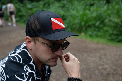 International Tie Scuba Diver Hat for Men and Women, Adjustable Snapback Trucker Baseball Cap with Embroidered Scuba Flag (All Black)