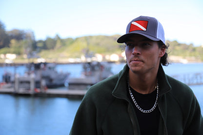 International Tie Scuba Diver Hat for Men and Women, Adjustable Snapback Trucker Baseball Cap with Embroidered Scuba Flag (Grey White)