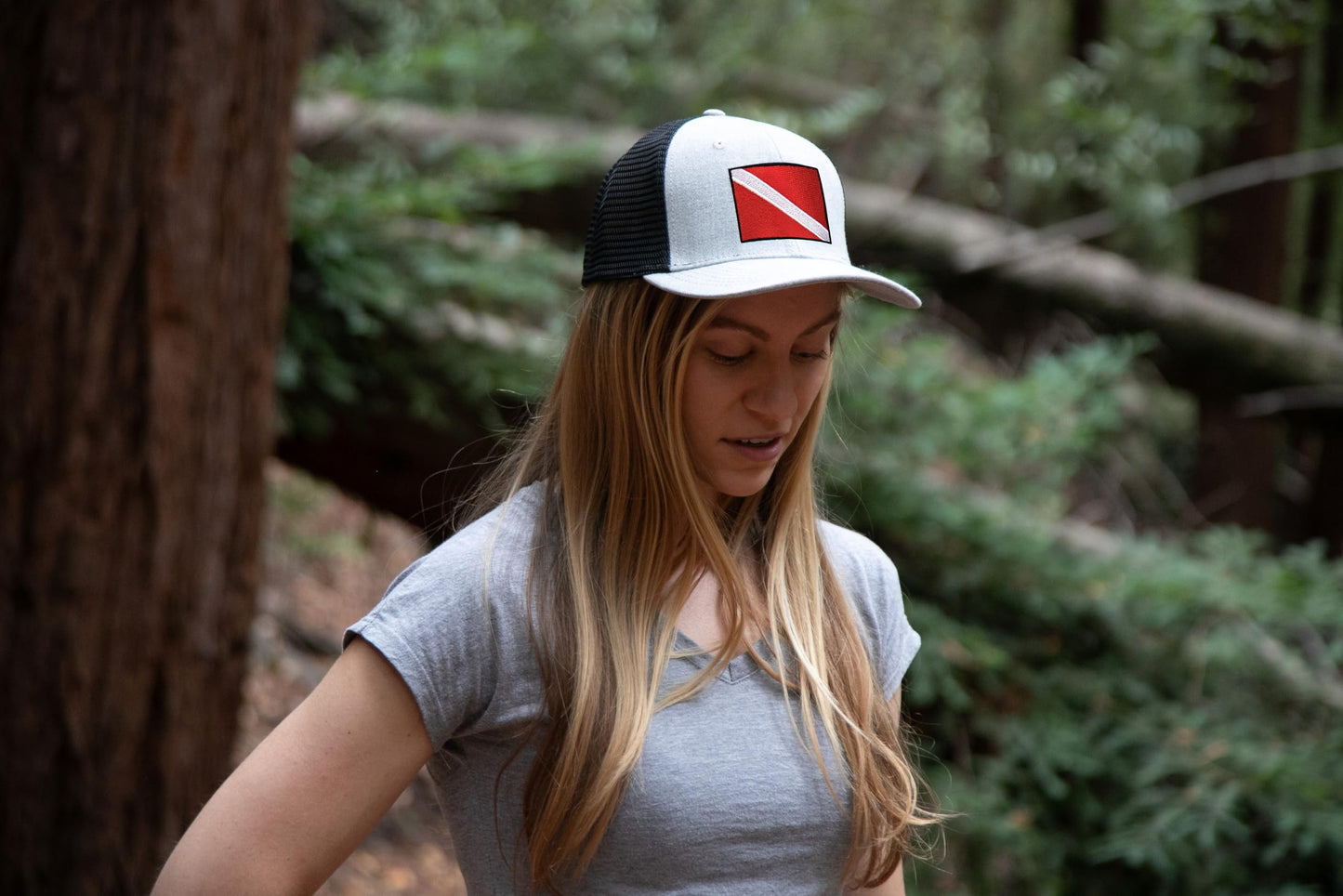 International Tie Scuba Diver Hat for Men and Women, Adjustable Snapback Trucker Baseball Cap with Embroidered Scuba Flag (Grey Black)