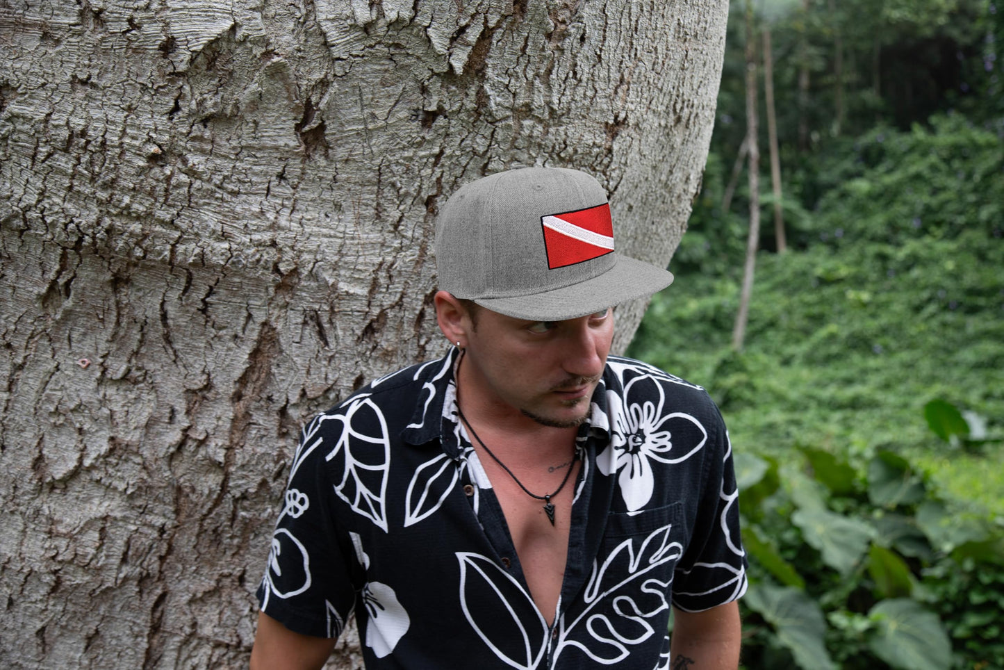 International Tie Scuba Diver Hat for Men and Women, Adjustable Snapback Trucker Baseball Cap with Embroidered Scuba Flag (Grey Flatbill)